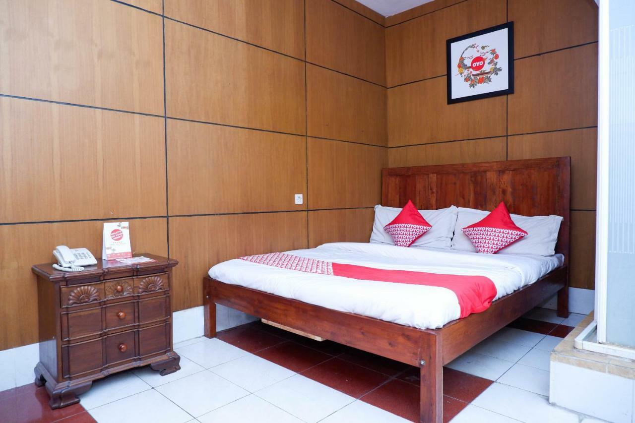 Oyo 1002 Hotel Elizabeth Semarang Exterior foto